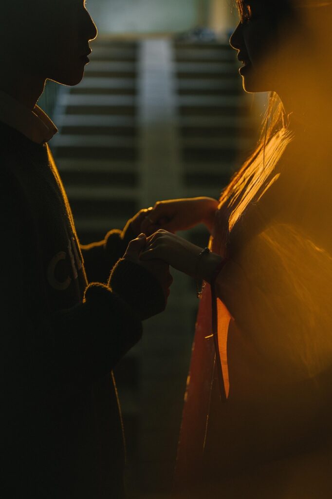 部屋で夕食を楽しむカップルがゆっくり過ごすためのアイデアは？